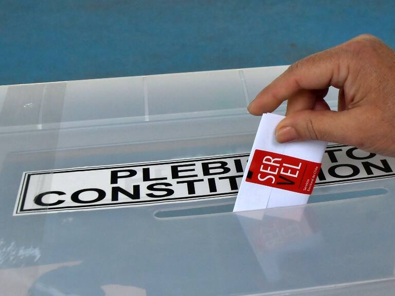 Encuesta Cadem: 42% de los encuestados prefiere reformar la actual Constitución