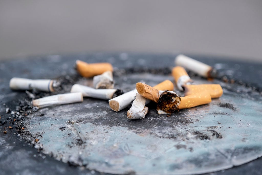 Unos cigarrillos apagados y consumidos afuera de un edificio en la ciudad de Londres en Inglaterra.