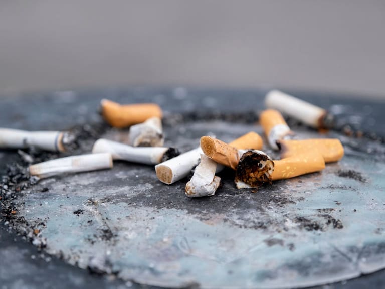 Unos cigarrillos apagados y consumidos afuera de un edificio en la ciudad de Londres en Inglaterra.
