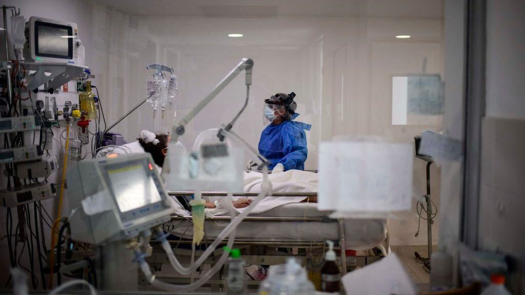 A doctor attends a patient with the novel coronavirus disease COVID-19, at the Professor Alejandro Posadas National Hospital in the municipality of El Palomar, province of Buenos Aires, on September 18, 2020. - The pandemic has killed at least 946,727 people worldwide, including more than 12,000 in Argentina, since emerging in China late last year, according to an AFP tally at 1100 GMT Friday based on official sources. (Photo by Ronaldo SCHEMIDT / AFP) (Photo by RONALDO SCHEMIDT/AFP via Getty Images)