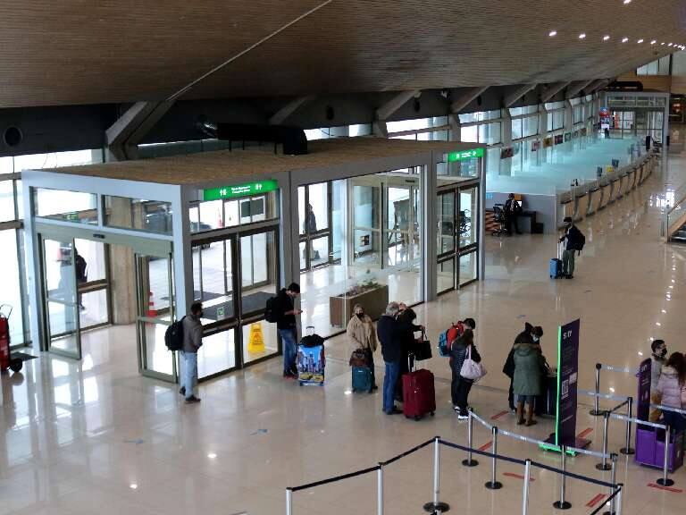 Escándalo en el Aeropuerto Carriel Sur: pantalla mostró contenido para adultos a los pasajeros