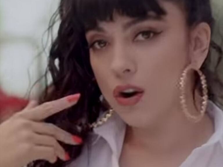 Mon Laferte estrenó el videoclip de «Caderas Blancas», su nuevo sencillo