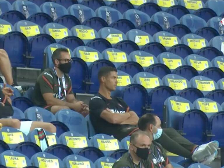 Captan llamada de atención a Cristiano Ronaldo por no usar mascarilla en medio de partido de Portugal