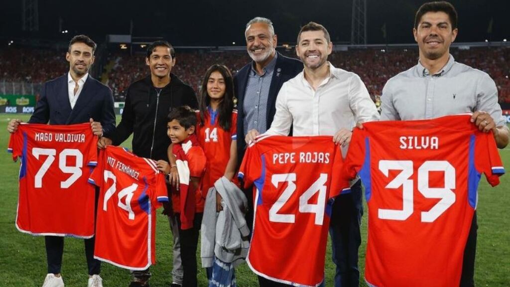 Jorge Valdivia, Matías Fernández, Pepe Rojas y Francisco Silva reciben homenaje por su historia en La Roja