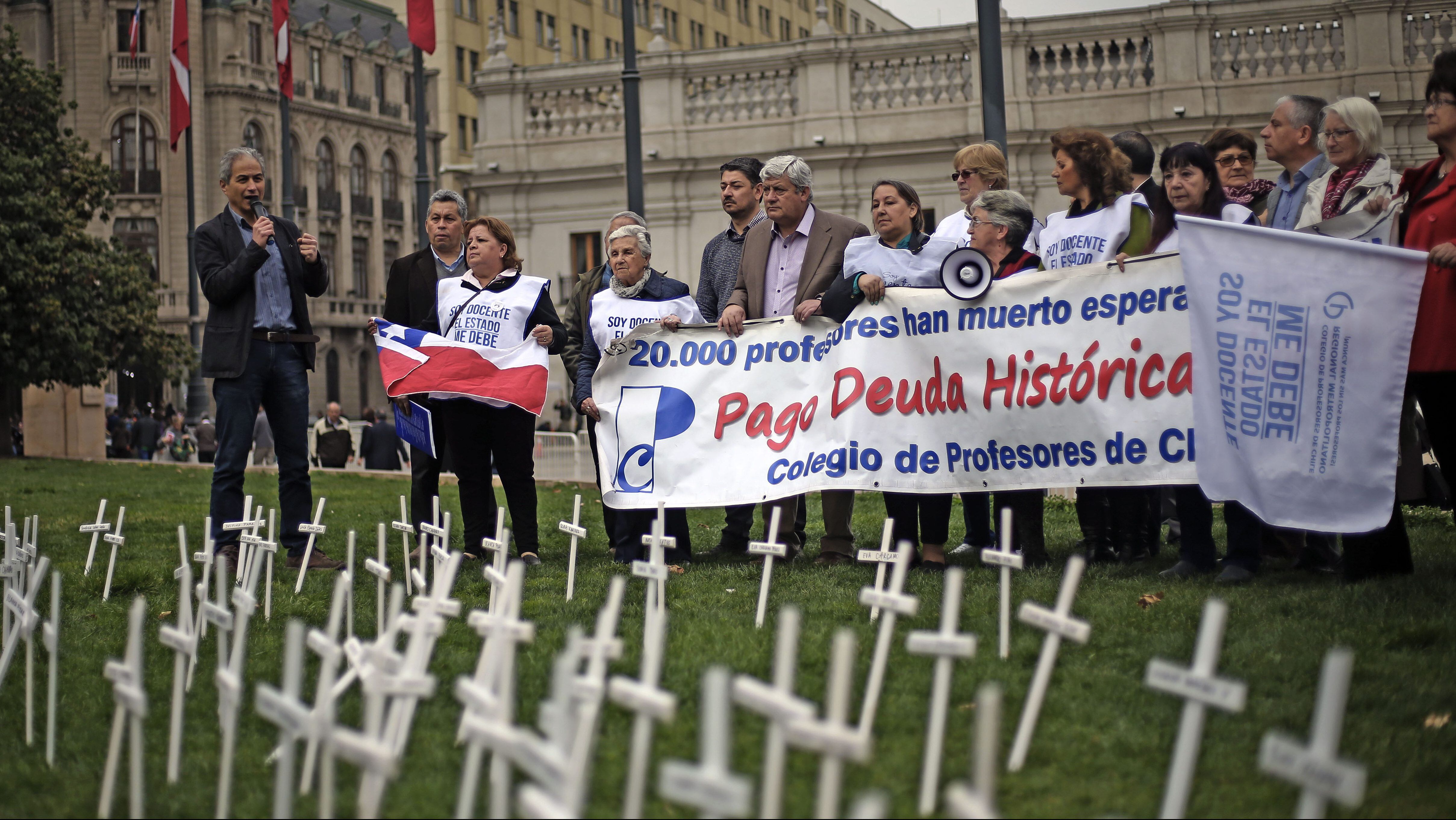26 de Agosto de 2019/SANTIAGOColegio de Profesores conmemora el Da Nacional de la Deuda Histrica en homenaje a los miles de docentes jubilados que perdieron su vida por esta demanda y a quienes se mantienen activos en la exigencia por una reparacin de parte del Estado.
FOTO:CRISTOBAL ESCOBAR/AGENCIAUNO