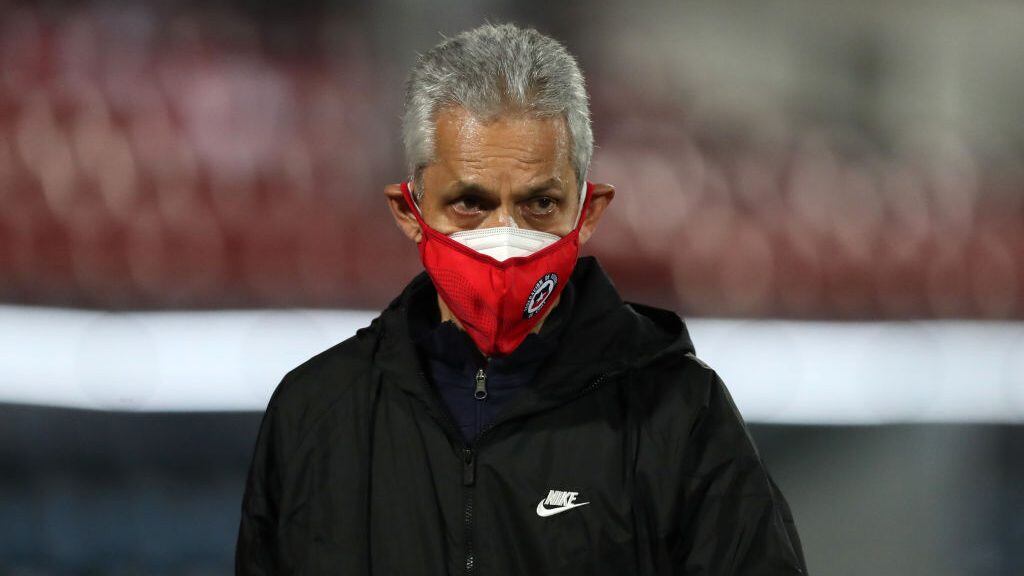 SANTIAGO, CHILE - NOVEMBER 13: Reinaldo Rueda head coach of Chile wearing a protective mask looks on during a match between Chile and Peru as part of South American Qualifiers for Qatar 2022 at Estadio Nacional de Chile on November 13, 2020 in Santiago, Chile. (Photo by Ivan Alvarado - Pool/Getty Images)