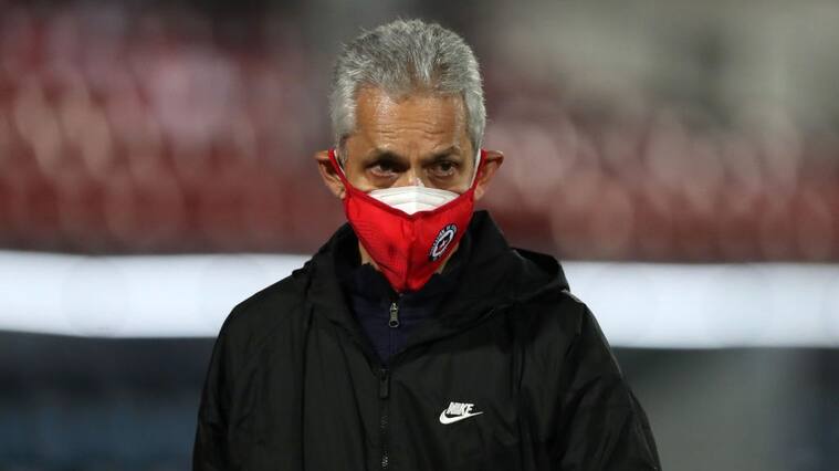 SANTIAGO, CHILE - NOVEMBER 13: Reinaldo Rueda head coach of Chile wearing a protective mask looks on during a match between Chile and Peru as part of South American Qualifiers for Qatar 2022 at Estadio Nacional de Chile on November 13, 2020 in Santiago, Chile. (Photo by Ivan Alvarado - Pool/Getty Images)