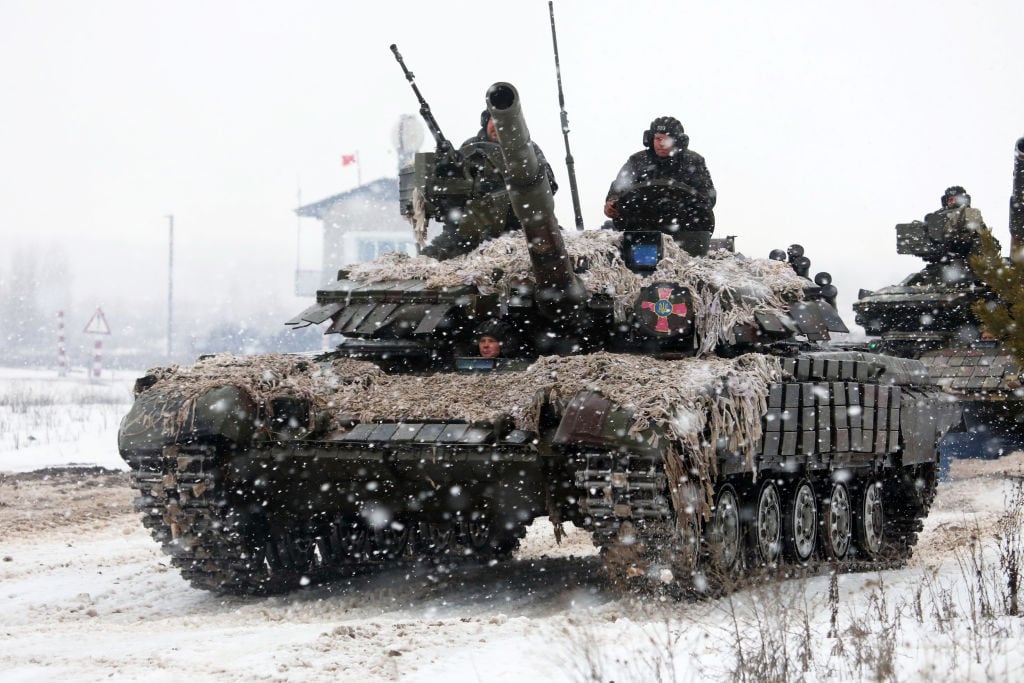 Tanque del ejército ucraniano se traslada en la región fronteriza con Rusia