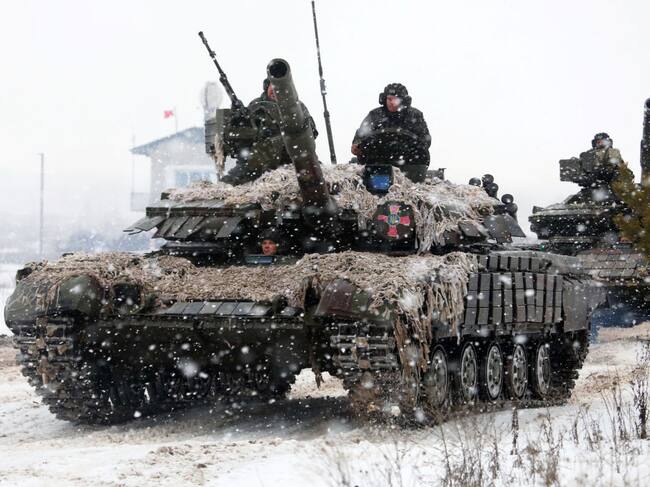 Tanque del ejército ucraniano se traslada en la región fronteriza con Rusia