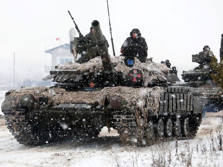 Tanque del ejército ucraniano se traslada en la región fronteriza con Rusia