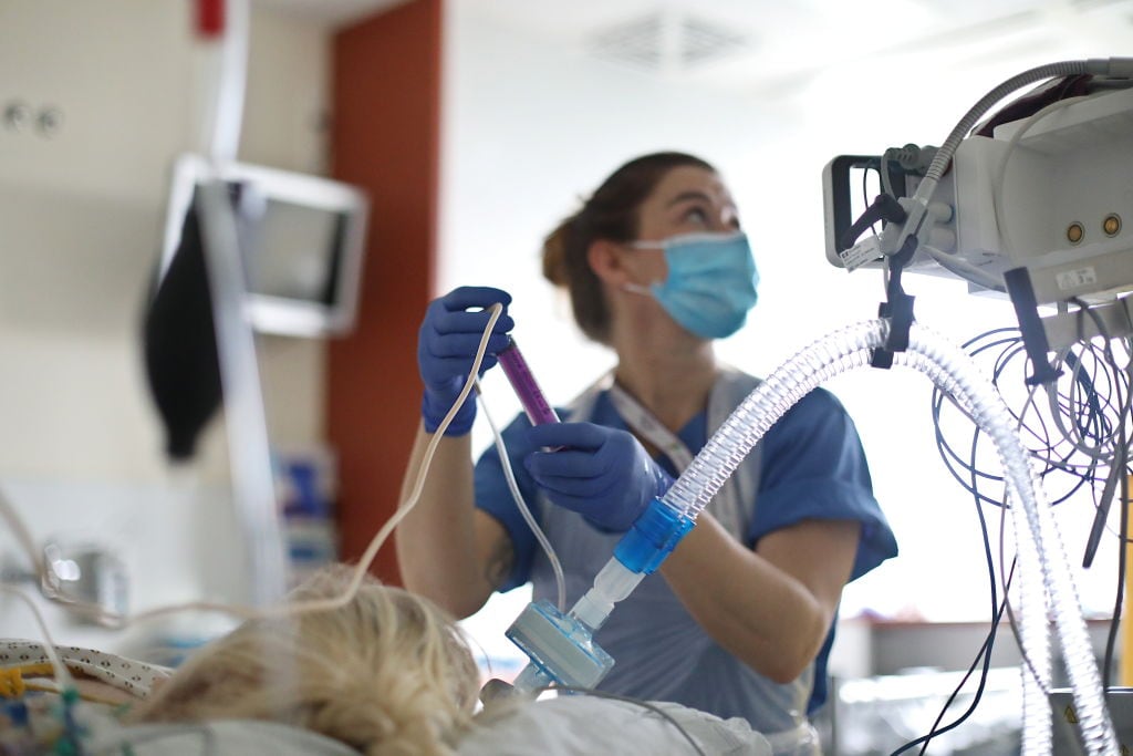 Enfermera cuida a paciente con Covid-19 en hospital de Rostock