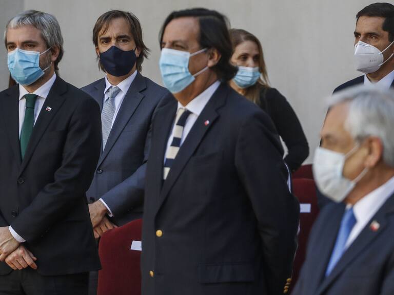 28 de julio del 2020/SANTIAGOEl presidente de la Republica, Sebastián Piñera, realiza un nuevo cambio de Gabinete, en el patio de los Cañones, del Palacio de la Moneda, junto al Gonzalo Blumel, ex ministro del Interior, y el acuel ministro del Interior, Victor Perez.
FOTO: SEBASTIAN BELTRAN GAETE/AGENCIAUNO