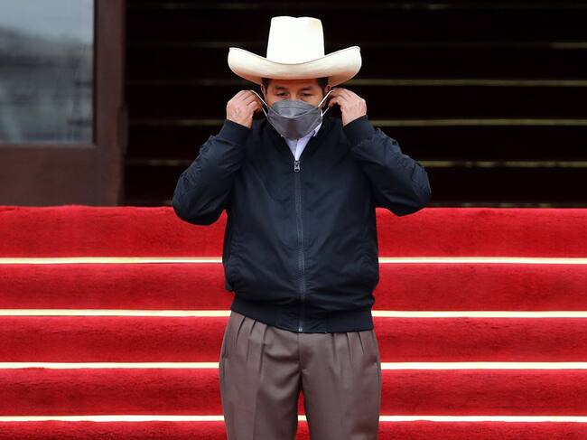 El presidente peruano Pedro Castillo a la salida de la Casa de Pizarro