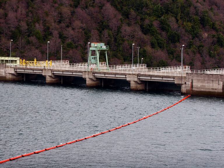 26,AGOSTO,2013./ ALTO BIOBIO.La central hidroeléctrica está ubicada en la VIII Región, a 85 km al oriente de la ciudad de Los Ángeles turbina la fuerza de las aguas del Río Biobío.
La expansión de las actividades económicas en Chile convierte a esta central en una respuesta adecuada a los requerimientos crecientes de energía eléctrica.Pangue es una central de embalse, entre las confluencias de los ríos Pangue y Huiri-Huiri. Dispone de una caída de 103 m y posee un caudal de diseño de 500 m³/s, lo cual da una potencia de 450 MW para generar una energía media anual de 2.156 GWh. Pangue aporta el 10 % de la generación del SIC, por lo que: es la 3ª central en potencia después de Ralco (640 MW) y Pehuenche, que tiene 500 MW.
El cuerpo de la presa es de hormigón compactado con rodillo (HCR). Se ha utilizado cerca de un millón de m3 de hormigón. Dispone de un aliviadero. Las obras de construcción de la presa se realizaron entre los años 1993-1996. Foto: VÍCTOR SALAZAR M. /AGENCIAUNO.
