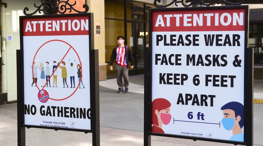 Un centro comercial recuerda el uso de mascarillas en Los Angeles