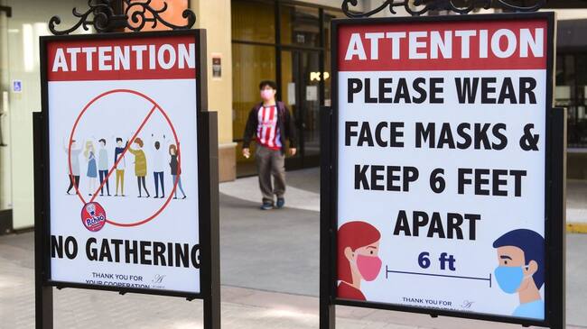 Un centro comercial recuerda el uso de mascarillas en Los Angeles