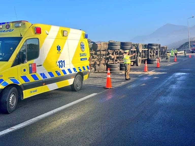 Confirman muerte de una persona en accidente que dejó un camión volcado en Ruta 5 Norte en Coquimbo