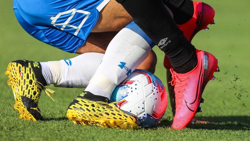 16 de Febrero del 2020/SANTIAGOLos jugadores Edson Puch (I) y Juan Manuel Insaurralde (D) disputan la pelota ,durante el partido valido por la cuarta fecha del campeonato AFP Plan Vital entre Colo Colo y Universidad Catolica, disputado en el Estadio Monumental.
FOTO:SEBASTIAN ORIA/AGENCIAUNO