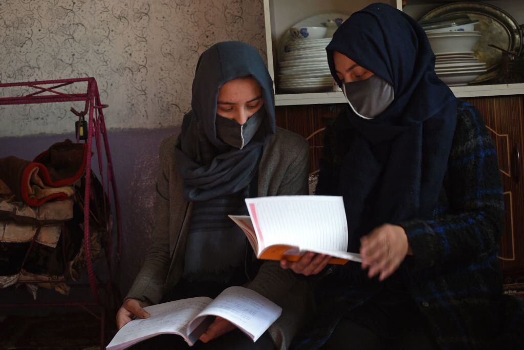 Dos hermanas estudian en su hogar en la ciudad de Kabul en Afganistán
