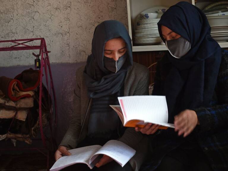 Dos hermanas estudian en su hogar en la ciudad de Kabul en Afganistán