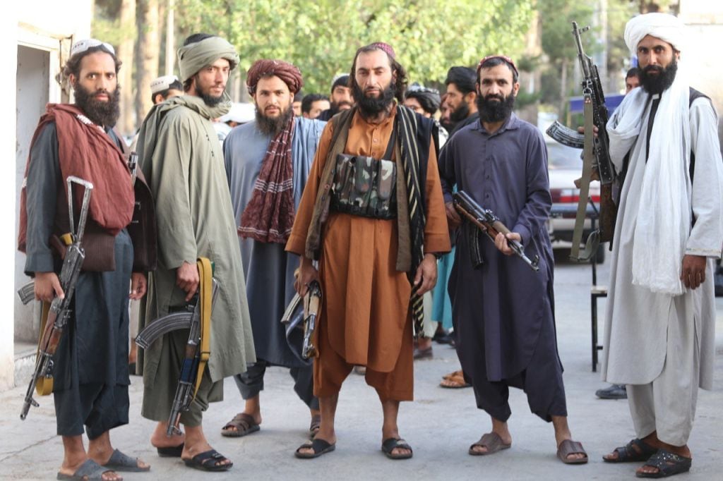 Paramilitares talibanes vigilan las calles de la ciudad de Herat