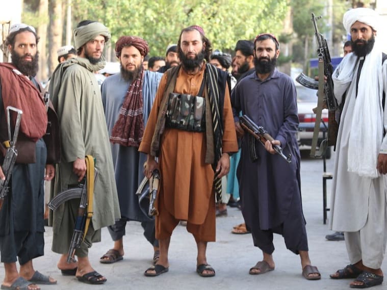 Paramilitares talibanes vigilan las calles de la ciudad de Herat