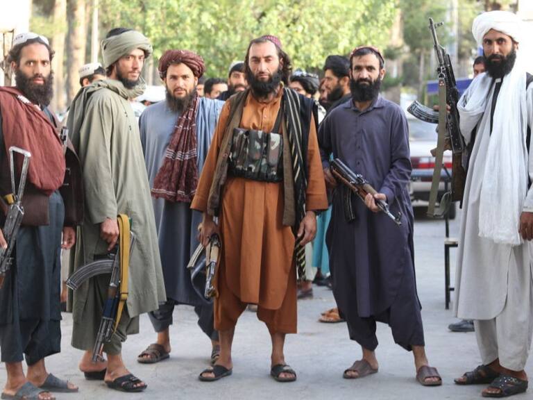 Paramilitares talibanes vigilan las calles de la ciudad de Herat