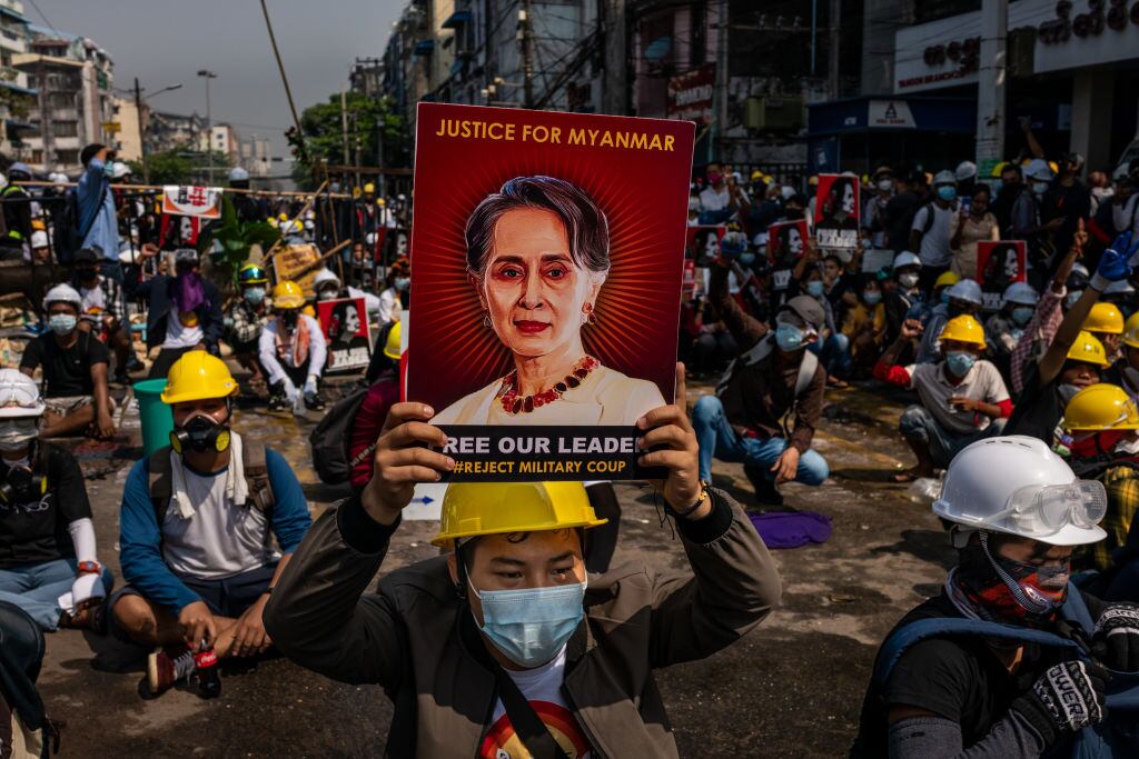 Manifestante muestra la fotografía de la mandataria electa Aung San Suu Kyi
