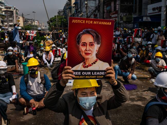 Manifestante muestra la fotografía de la mandataria electa Aung San Suu Kyi