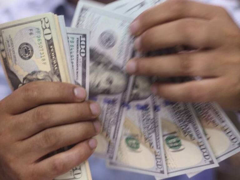 Dólar en Chile: divisa abre a la baja y se ubica bajo los $825