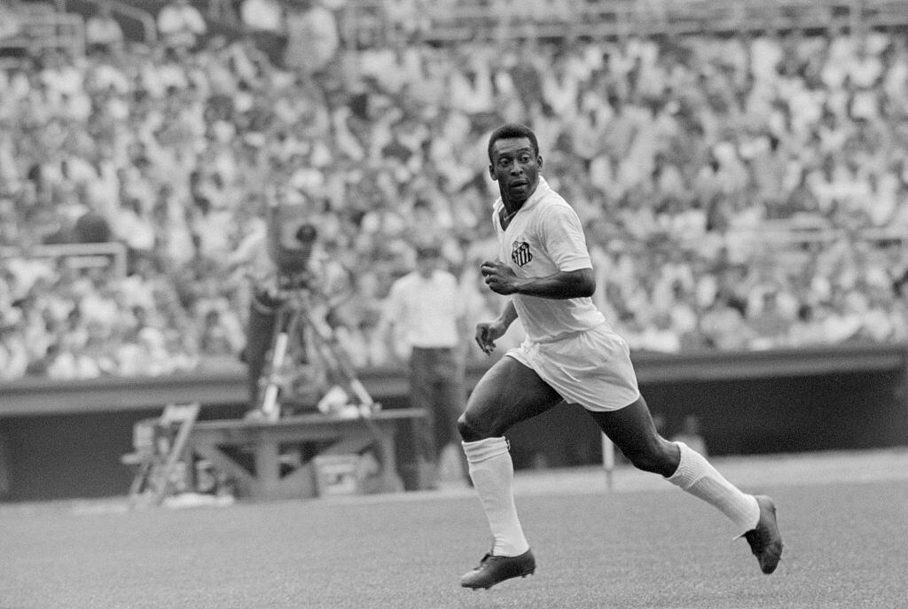 Pelé defendiendo a Santos en un partido amistoso internacional