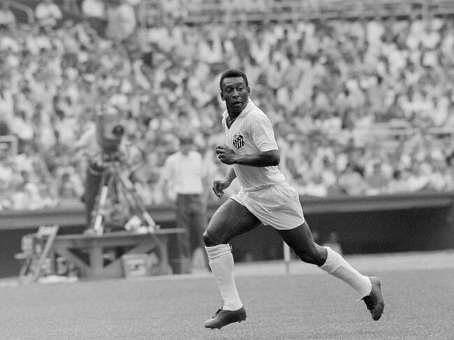 Pelé defendiendo a Santos en un partido amistoso internacional