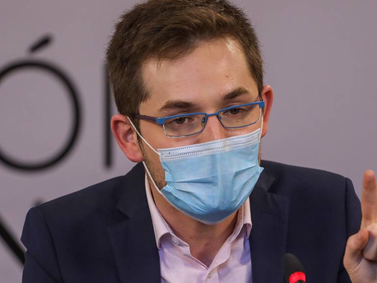 20 de Abril del 2022/SANTIAGOEl vicepresidente de la Convencion Constituyente, Gaspar Dominguez, durante el punto de prensa que se realizó en la sala 1 del ex Congreso Nacional
FOTO: SEBASTIAN BELTRAN GAETE/AGENCIAUNO