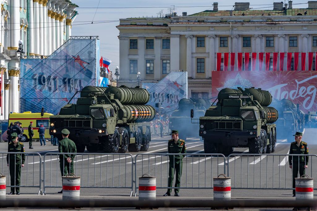 Vehículos militares de Rusia son parte de la parada del Día de la Victoria que se realiza por las calles de la ciudad de Moscú.
