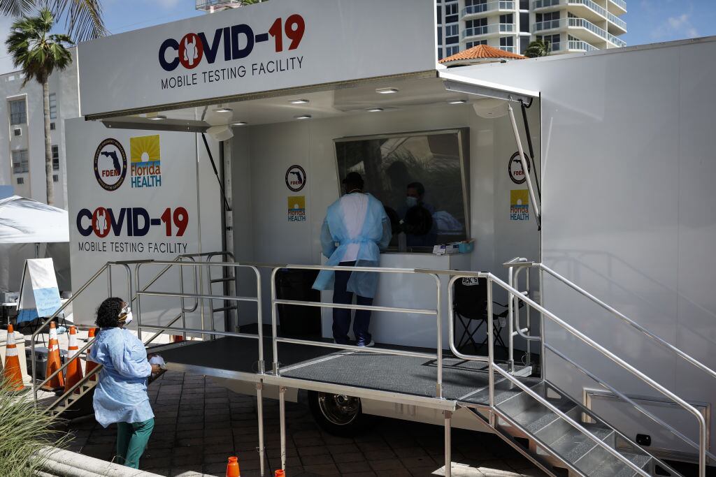 Un equipo para exámenes del Covid-19 en Florida