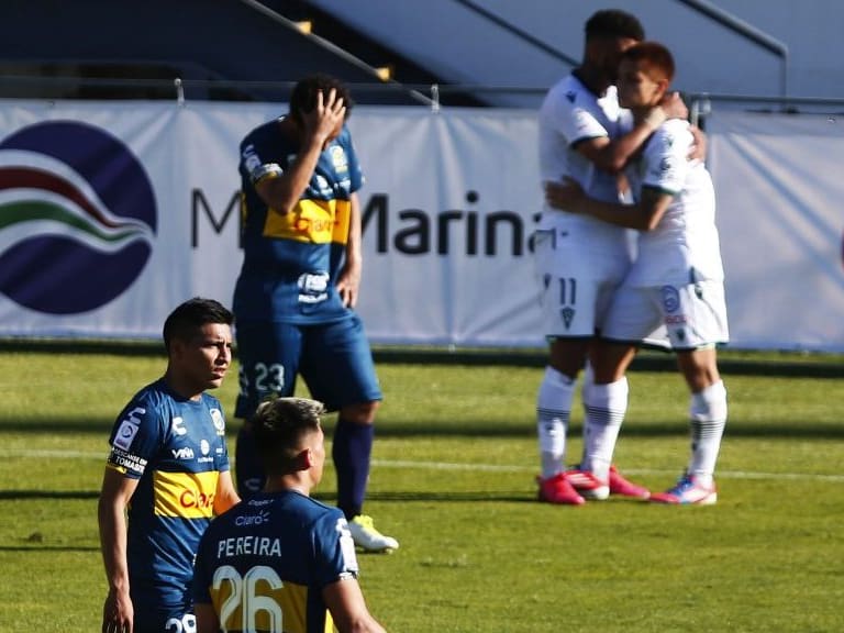 10 DE OCTUBRE DE 2020/VIÑA DEL MARJugadores de Everton en lamento, durante el partido valido por la fecha 14 del Campeonato Nacional AFP PlanVital 2020, entre Everton y Santiago Wanderers, disputado en el Estadio Sausalito.
FOTO: LEONARDO RUBILAR CHANDIA/AGENCIAUNO
