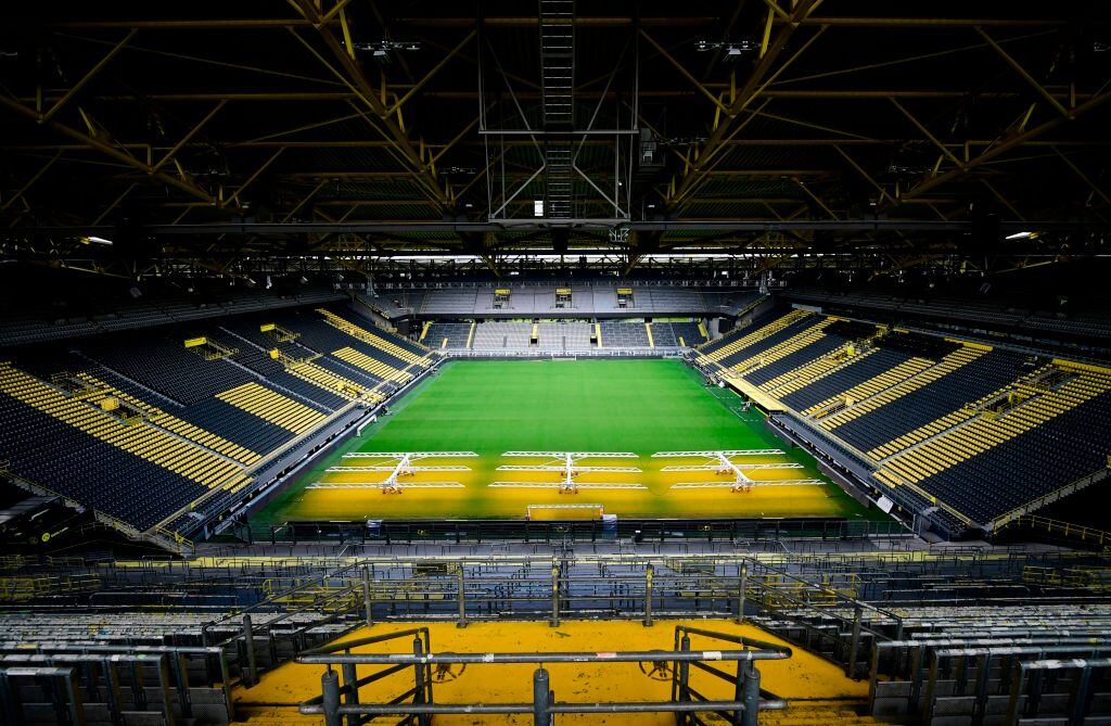 Un vacío estadio Signal Iduna Park de Borussia Dortmund