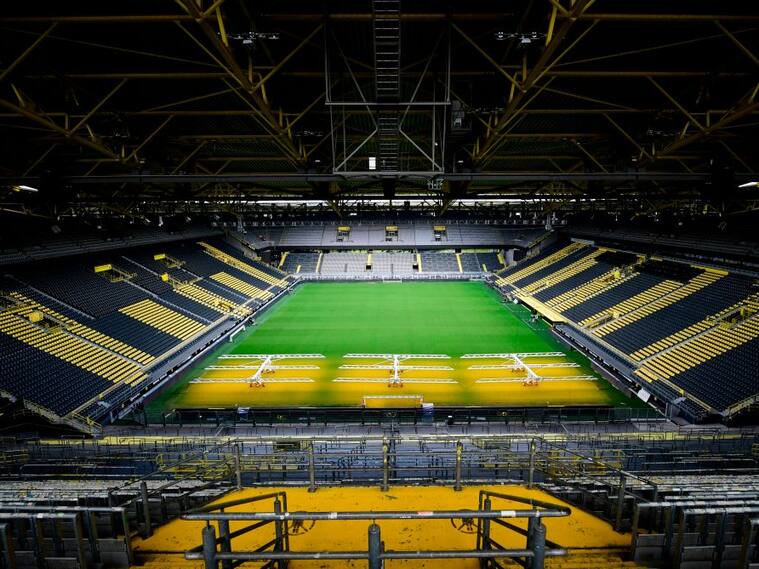 Un vacío estadio Signal Iduna Park de Borussia Dortmund