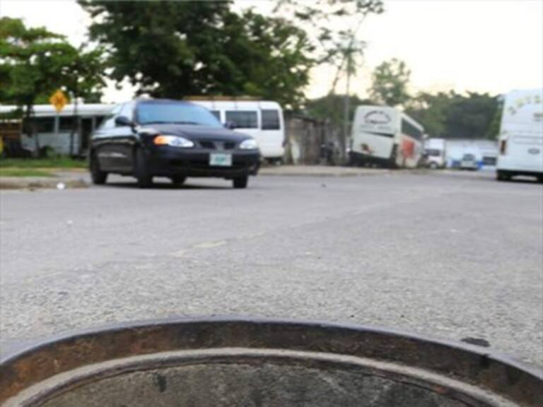 Joven se cae a una alcantarilla por estar distraído con su celular