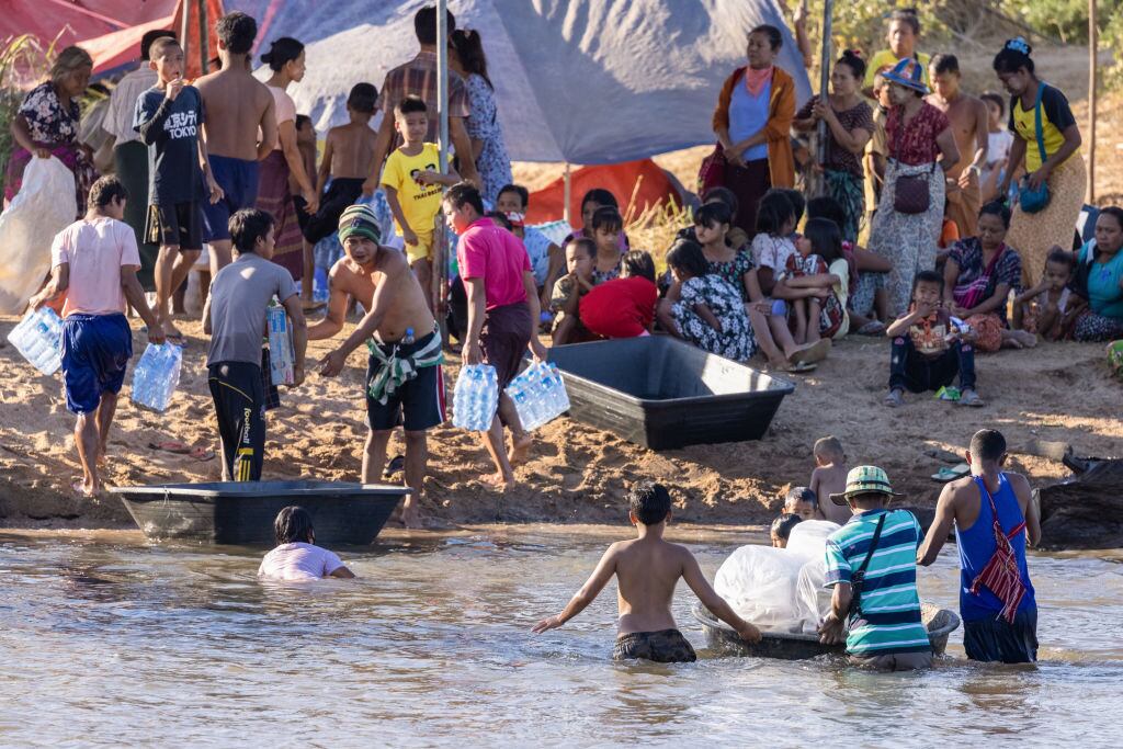Desplazados birmanos intentan cruzar la frontera hacia Tailandia