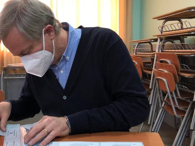 Con «sanguchitos»: así llegó José Antonio Kast a cumplir como vocal de mesa