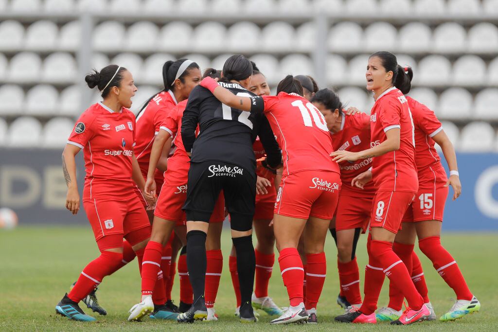 MORON, ARGENTINA - MARCH 17: Players of America huddle before a semifinal match of Women's Copa CONMEBOL Libertadores 2020 between Corinthians and América at Estadio Nuevo Francisco Urbano on March 17, 2021 in Moron, Argentina. (Photo by Juan Ignacio Roncoroni - Pool/Getty Images)