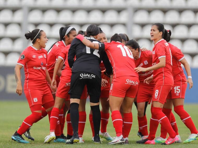 MORON, ARGENTINA - MARCH 17: Players of America huddle before a semifinal match of Women's Copa CONMEBOL Libertadores 2020 between Corinthians and América at Estadio Nuevo Francisco Urbano on March 17, 2021 in Moron, Argentina. (Photo by Juan Ignacio Roncoroni - Pool/Getty Images)