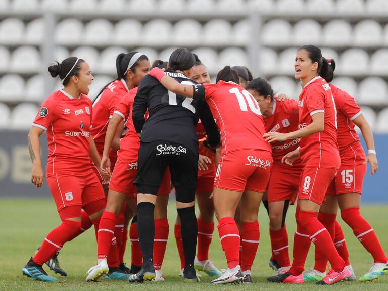 MORON, ARGENTINA - MARCH 17: Players of America huddle before a semifinal match of Women's Copa CONMEBOL Libertadores 2020 between Corinthians and América at Estadio Nuevo Francisco Urbano on March 17, 2021 in Moron, Argentina. (Photo by Juan Ignacio Roncoroni - Pool/Getty Images)