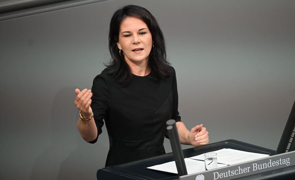 La ministra de relaciones exteriores de Alemania, Annalena Baerbock, habla en la sede del parlamento federal germano en la ciudad de Berlín
