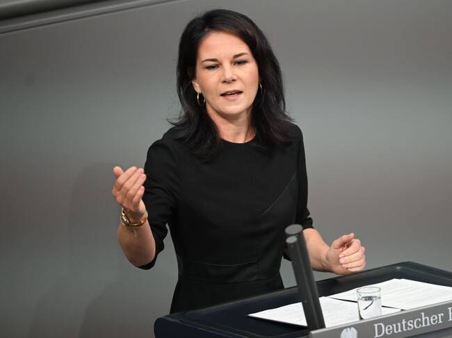 La ministra de relaciones exteriores de Alemania, Annalena Baerbock, habla en la sede del parlamento federal germano en la ciudad de Berlín