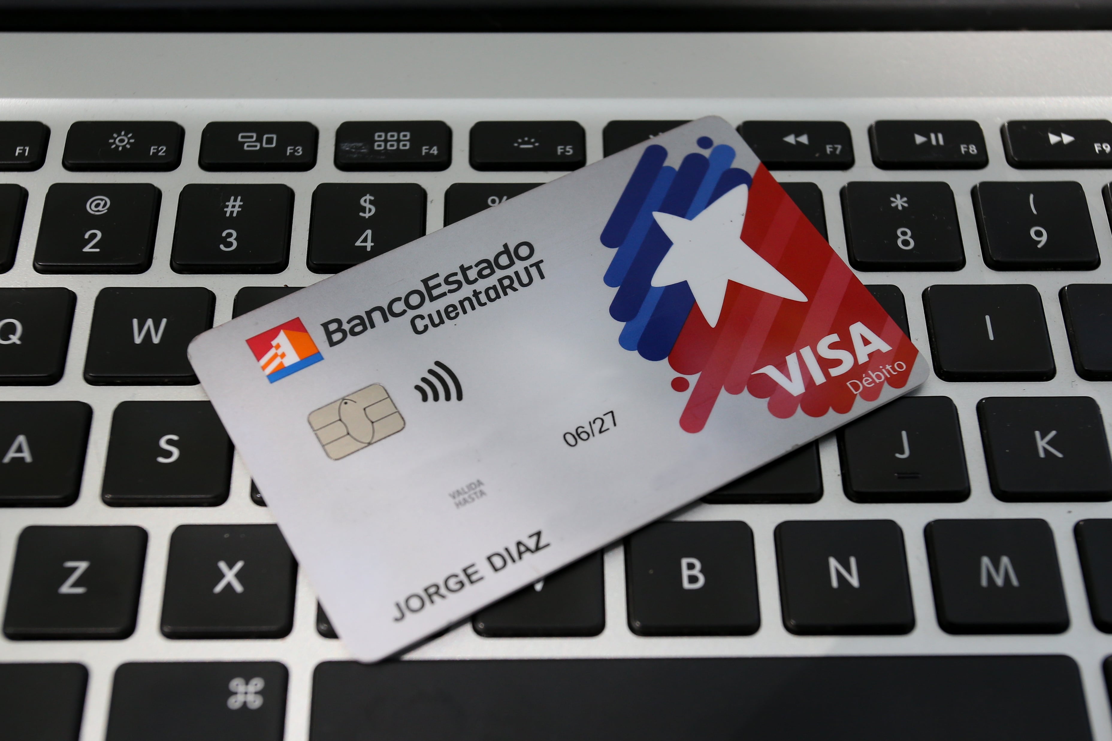 30 de diciembre de 2021/SANTIAGO 

Tarjeta Cuenta Rut,este cambio se produce para "darle más seguridad a los clientes y consiste en cambiar la tarjeta que tiene banda por una que tiene chip", disminuyendo así la posibilidad de clonación.

FOTO: JORGE DIAZ/AGENCIA UNO