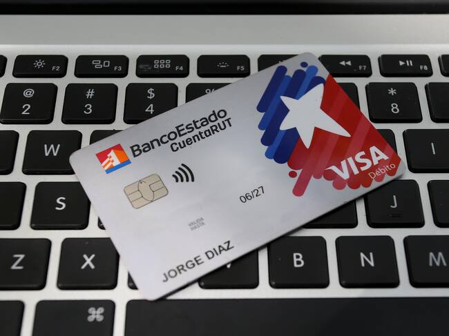 30 de diciembre de 2021/SANTIAGO
Tarjeta Cuenta Rut,este cambio se produce para "darle más seguridad a los clientes y consiste en cambiar la tarjeta que tiene banda por una que tiene chip", disminuyendo así la posibilidad de clonación.
FOTO: JORGE DIAZ/AGENCIA UNO