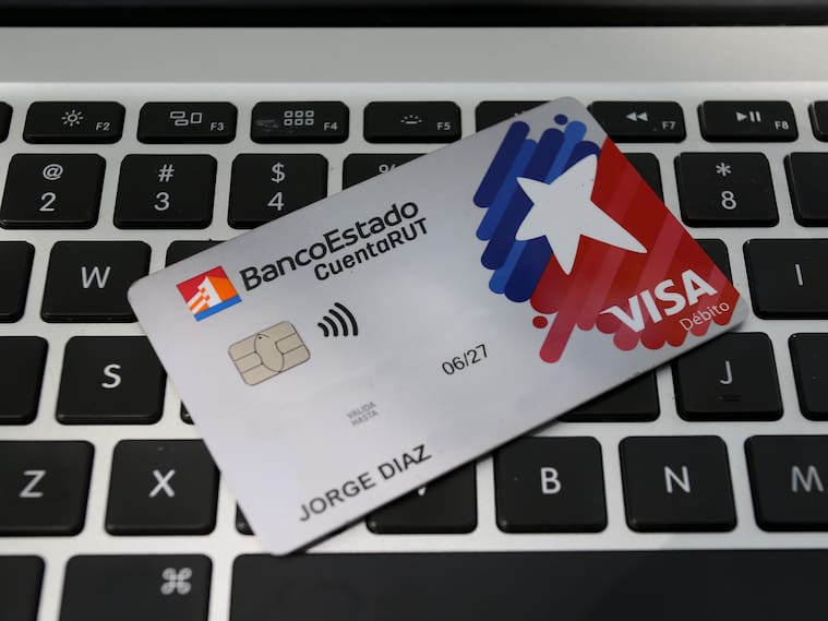 30 de diciembre de 2021/SANTIAGO
Tarjeta Cuenta Rut,este cambio se produce para "darle más seguridad a los clientes y consiste en cambiar la tarjeta que tiene banda por una que tiene chip", disminuyendo así la posibilidad de clonación.
FOTO: JORGE DIAZ/AGENCIA UNO