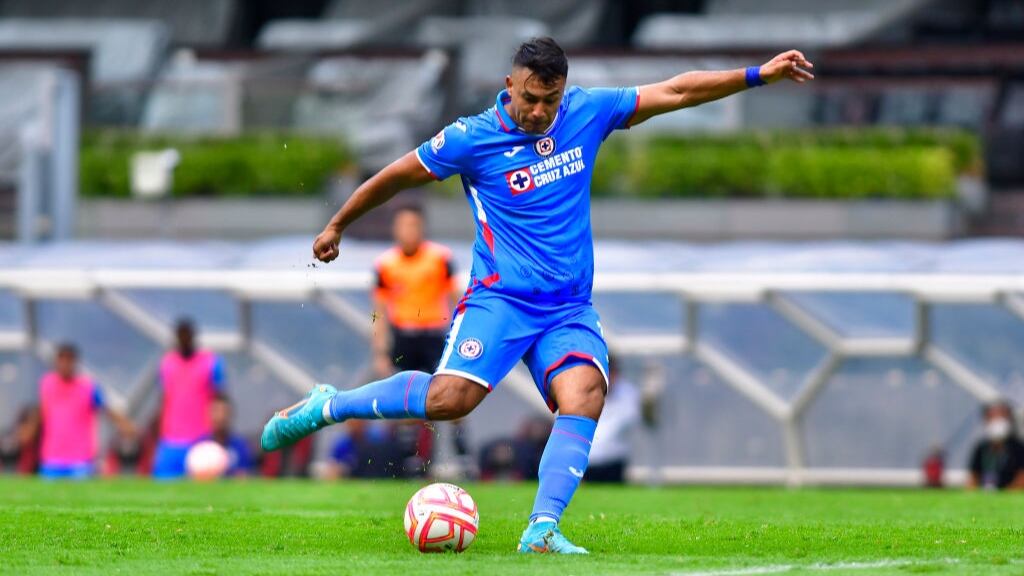 En Cruz Azul evalúan la salida de Iván Morales